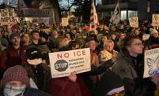 Minneapolis, cittadini in strada dopo l'uccisione di Renee Nicole Good