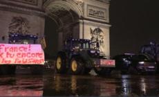 Parigi, la protesta contro il Mercosur arriva sotto la Tour Eiffel e l'Arco di trionfo
