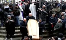 Il feretro di Aurora Livoli lascia la chiesa di San Giovanni Battista