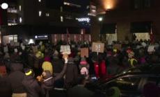 Ancora proteste per la donna uccisa a Minneapolis, i manifestanti davanti all'hotel che ospita agenti federali - Video