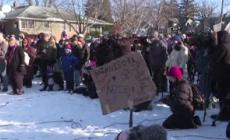 Le famiglie di Minneapolis dopo l'omicidio di Renee Good: "I bimbi sono traumatizzati, sentono la comunita' presa di mira"