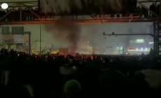 Ancora proteste a Teheran, slogan e balli davanti a un falo'