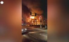 Iran, edificio governativo in fiamme mentre scoppiano nuove manifestazioni