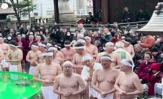 Tokyo, fedeli celebrano il Kanchu Misogi, l'antica cerimonia di purificazione in acqua ghiacciata