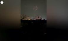 Teheran, manifestanti usano i loro cellulari per illuminare la piazza  Punak