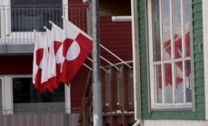 Groenlandia, bandiere nazionali esposte su case ed edifici a Nuuk