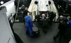 Rientrata la missione Crew 11, i quattro membri dell'equipaggio escono dalla navetta