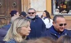 "Tutti cantano Sanremo", Carlo Conti in piazza di Spagna per lo spot