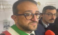 L'Aquila, il sindaco e la battuta su anti-juventino e anti-fascista: "Non coglie l'ironia"