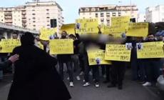 Studente ucciso alla Spezia, parenti e amici davanti alla prefettura