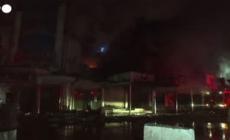 Pakistan, incendio in un centro commerciale a Karachi: morti e feriti