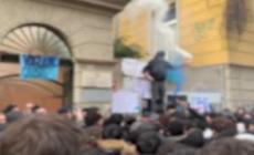 Ragazzo ucciso a La Spezia, momenti di tensione all'ingresso dell'istituto di Abu