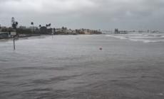 Maltempo in Sardegna, mareggiata sulla spiaggia del Poetto. Chiuso parte del lungomare a Cagliari