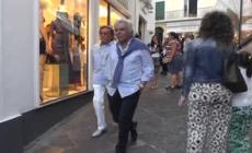 Capri resta senza Valentino, la sua amata isola si fermava al passaggio dell'icona dello stile