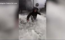 Maltempo nel Messinese, semi-travolti da un'onda in diretta Fb