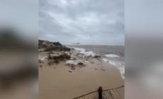 Maltempo in Sardegna, il ciclone Harry cancella una spiaggia a Chia