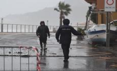 Maltempo nel Messinese, la Polizia locale allontana i "curiosi" dal lungomare