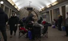 Droni e missili su Kiev, i residenti cercano rifugio in metro durante un nuovo attacco russo