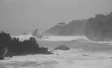 Maltempo Taormina, le onde invadono le strade del lungomare