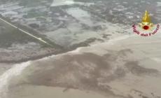 I vigili del fuoco monitorano sulla costa catanese colpita dalle violente mareggiate