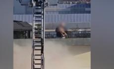 Incendio in palazzina a Brescia, nessun ferito: neonato evacuato dal tetto