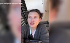 Bianca Balti in lacrime: "In Iran sparano e uccidono le persone in ospedale"