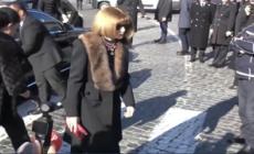 L'arrivo di Anna Wintour e Anne Hathaway ai funerali di Valentino