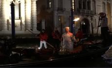 Milano Cortina, fiaccola olimpica a Venezia: festa sul Canal Grande