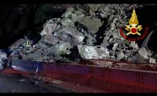 Frana sull'Aurelia nel ponente di Genova, vigili del fuoco al lavoro