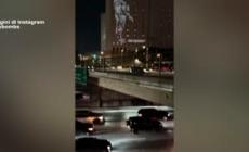 Los Angeles, un video anti-Ice proiettato sulle pareti del penitenziario