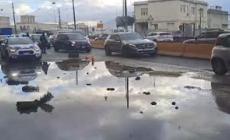 Allagamenti e buche dopo la pioggia, traffico in tilt a Napoli
