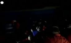 Affonda un traghetto nelle Filippine, i soccorritori al lavoro