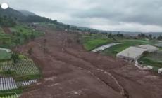 Una frana travolge un villaggio a Giava, continuano le operazioni di ricerca e soccorso