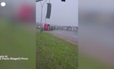 Brasile, il momento in cui un fulmine colpisce un raduno pro-Bolsonaro