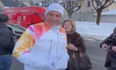 Milano Cortina, tedoforo 88enne fa il bis dei Giochi del '56