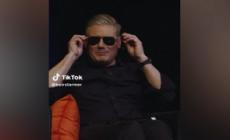 Occhiali specchiati e un "bonjour", Starmer scherza su Macron