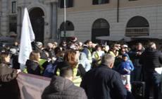 Roma, caregiver in piazza contro il ddl Locatelli: "Un'elemosina"