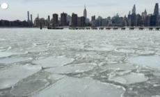 Tempesta artica negli Usa, blocchi di ghiaccio galleggiano sull'East River di New York