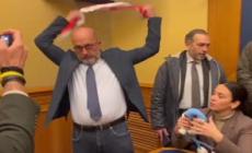 Casapound alla Camera, le opposizioni occupano la sala stampa e intonano "Bella ciao"