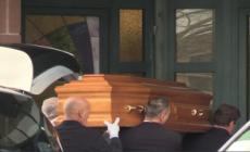 Anguillara, folla ai funerali dei genitori di Carlomagno