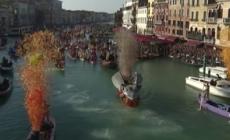 Venezia, il tradizionale corteo sul Canal Grande apre il Carnevale
