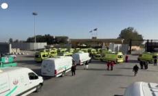Gaza, ambulanze e camion di aiuti umanitari attraversano il valico di Rafah