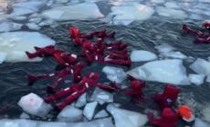 Bizzarrie invernali a Mosca, relax nelle acque ghiacciate della Moscova