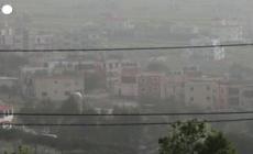 Raid israeliani colpiscono Kfar Tibnit, un villaggio nel sud del Libano