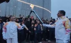 Milano Cortina, la fiamma olimpica per le strade di Bergamo