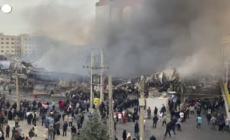 Incendio in un bazar, una nube di fumo nero avvolge Teheran