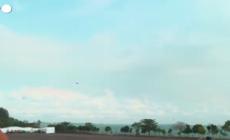 Singapore Airshow, evoluzioni di aerei da caccia ed elicotteri con acrobazie colorate