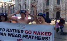 Milano Cortina, flash mob animalista sull'abbigliamento sportivo: "Basta piume" - Video