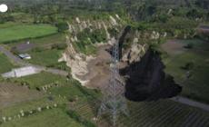 Indonesia, un'enorme voragine inghiotte campi e strade