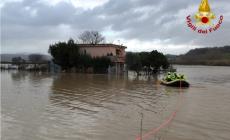 Esondano due fiumi nel Viterbese, in salvo tre persone e i loro due cani: i vigili del fuoco raggiungono la casa con gommoni da rafting